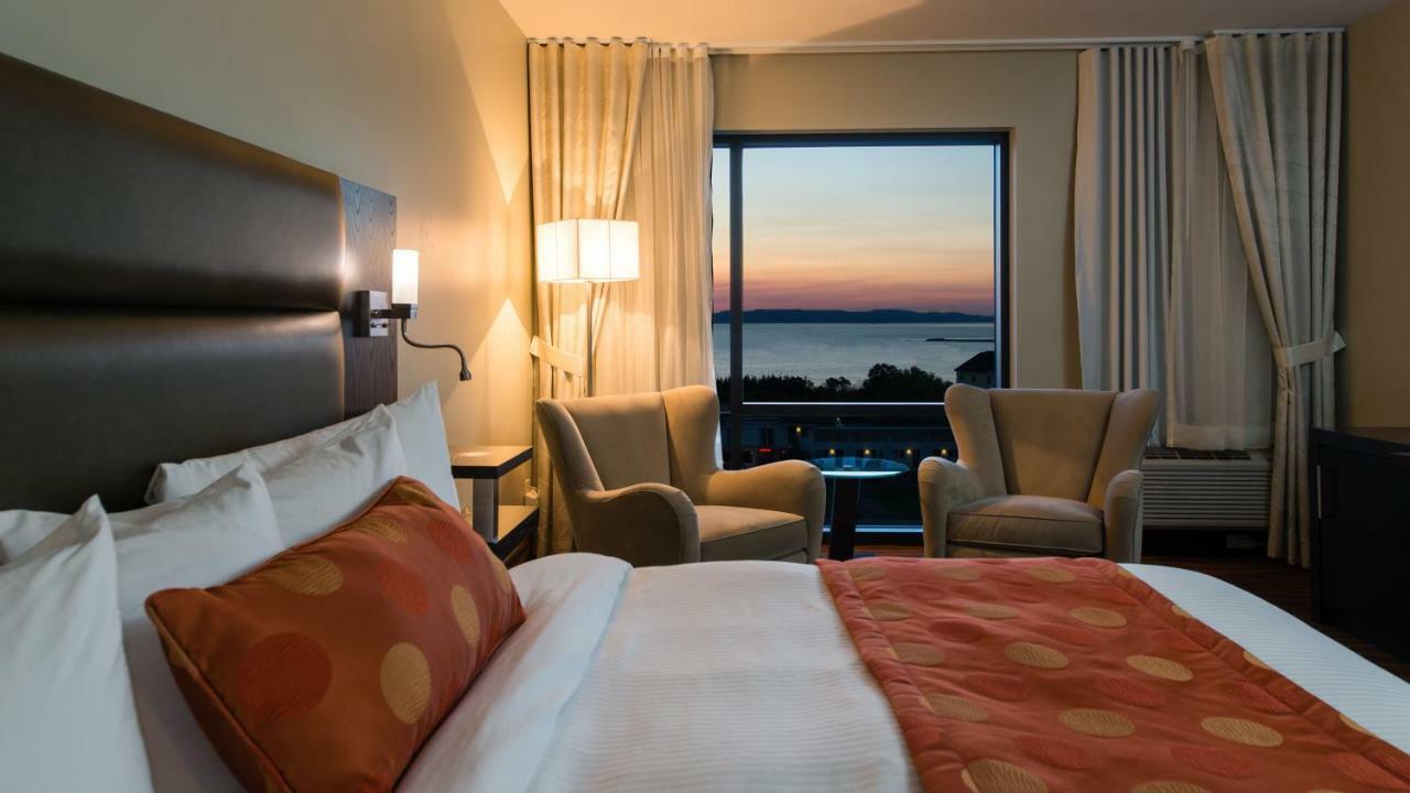Hotel Levesque Ривьер-дю-Лу Экстерьер фото